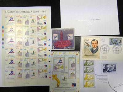 une collection de timbres et de cartes postales exposée sur une table