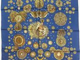 une image représentant une écharpe bleue et dorée ornée d'un tournesol