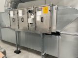 une machine placée au milieu d'une pièce