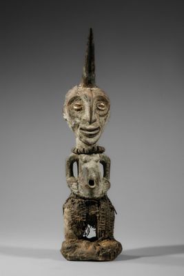 une statue en bois représentant un homme tenant un bébé dans ses bras