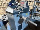 une machine posée devant un mur de briques
