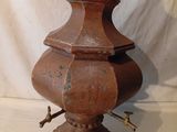 théière ancienne en fonte avec garnitures en laiton, sur socle