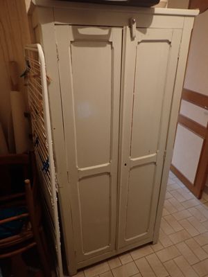 un meuble blanc sur lequel est posé un téléviseur