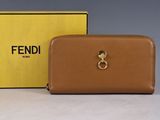 Portefeuille en cuir pour femme Fendi avec finitions dorées