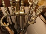 un tas de vieux objets en métal dans un vase posé sur une table