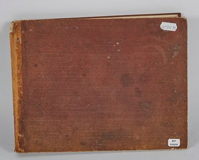 un vieux livre posé sur une table à côté d'un mur blanc