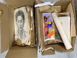 une boîte en carton sur laquelle est dessiné un portrait de Frida et qui contient un rouleau de papier