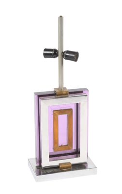 une image représentant un objet en verre et en métal sur lequel est posée une lampe