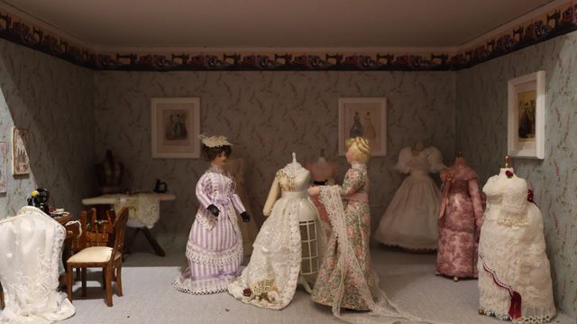 Diorama. Composition miniature, dans une vitrine en bois, vitre e...