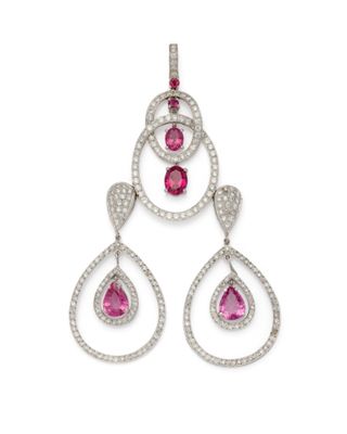 une paire de boucles d'oreilles en saphir rose et diamant