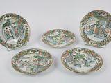 quatre assiettes chinoises et un bol orné d'une peinture représentant un homme et une femme