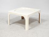 une photo d'une table basse carrée blanche avec un piètement en bois