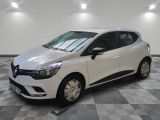 la voiture blanche est garée sur un sol en damier dans le garage