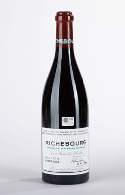une bouteille de vin posée sur une table