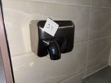 un distributeur de savon noir fixé au mur dans une salle de bains