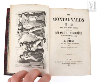 une main tenant un livre ouvert comportant des illustrations