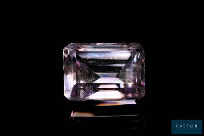 gros plan d'un diamant rose sur une surface noire