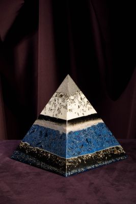 une image représentant une pyramide composée de billes bleues et blanches