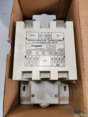 une boîte contenant un appareil électronique blanc
