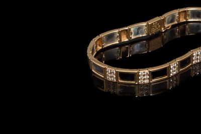 bracelet en or et diamants sur fond noir