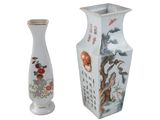 deux vases posés l'un à côté de l'autre sur une surface blanche