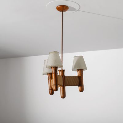 un lustre en bois à trois lampes suspendu au plafond