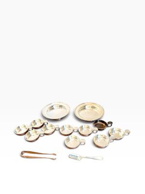 a lot of silver objects that are on the table