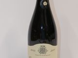 la bouteille de vin est posée sur la table à côté du mur