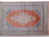 un tapis orange et bleu orné d'un motif en médaillon