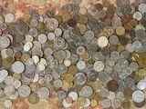 toutes ces pièces accrochées au mur