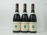 trois bouteilles de vin posées sur une table blanche