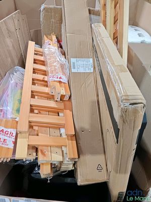 une pile de cartons qui traîne dans une pièce