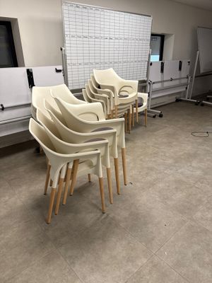 several chairs are lined up in a row in a room