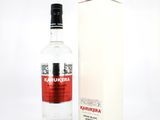 La bouteille de vodka se trouve à côté de la boîte, sur la table.