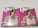 deux boîtes de soutiens-gorge « Caren - Easy Comfort » posées sur une table