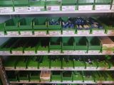 de nombreux bacs verts contenant différents types d'outils