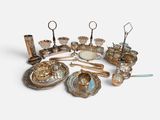 de nombreux objets en argent et en verre posés sur la table