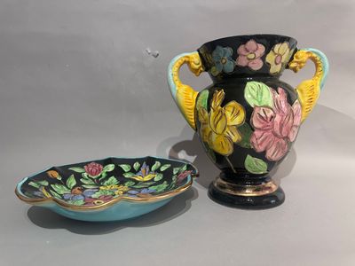 deux vases posés l'un à côté de l'autre sur une table