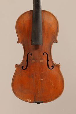 un vieux violon avec un archet accroché à son dos