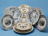 de nombreuses assiettes empilées les unes sur les autres sur une surface bleue