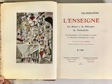 quelqu'un tient un livre ouvert à la page où figure l'image d'une rue