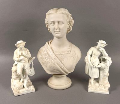 trois figurines représentant une femme et un homme, posées sur un socle