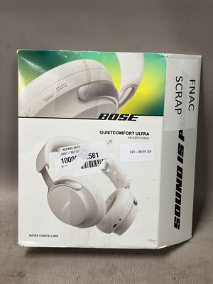 boîte contenant un casque Bose QuietComfort Ultra posée sur une table