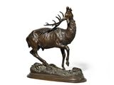 une image représentant une statue en bronze d'un cerf posé sur un rocher