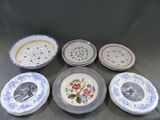 Plusieurs assiettes aux motifs et designs variés sont disposées sur une table