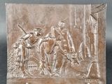 une plaque en bronze représentant une scène où figurent un homme et une femme à cheval