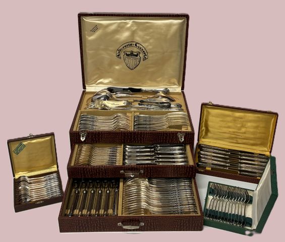 Importante ménagère en métal argenté modèle rocaille, en coffret 
