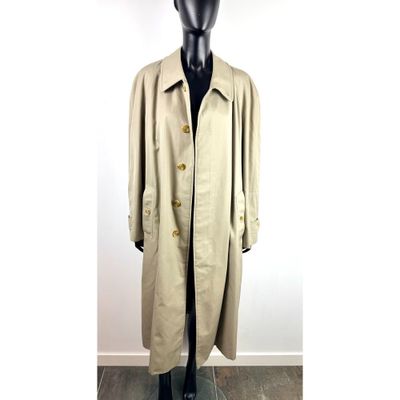 une photo d'un mannequin vêtu d'un trench-coat, posé sur un pied de mannequin