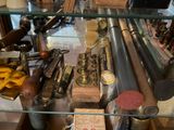 une vitrine remplie de différentes sortes de battes de baseball