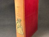 un livre rouge sur lequel est dessiné une femme en robe